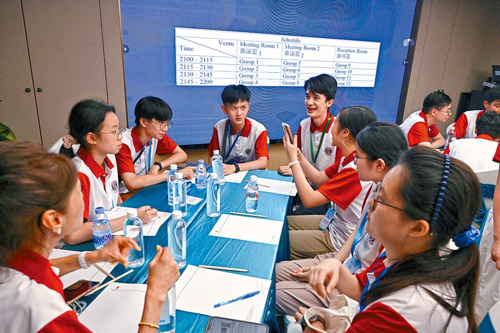 两地学生在会议室进行讨论,为晚上演讲比赛初赛作好准备。