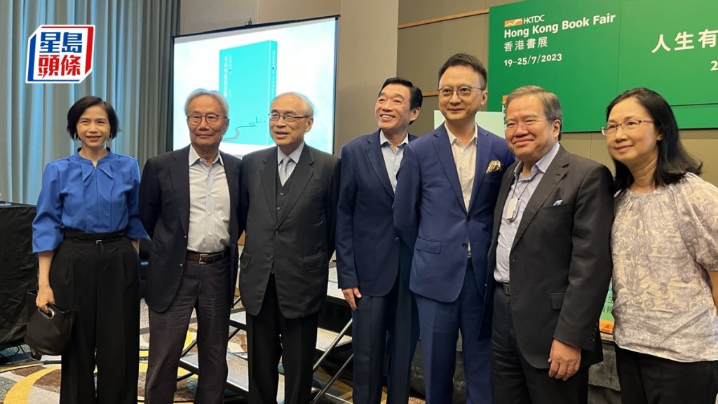 陳家亮(右三)出席新書分享會，胡定旭(右二)、范鴻齡(中)、劉遵義(左三)等都有出席。黃子龍攝