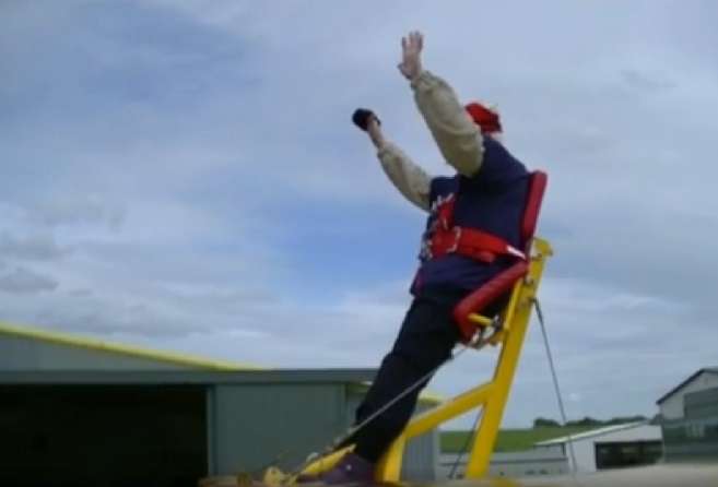 布羅米奇「飛行」期間高舉雙手，狀甚享受。