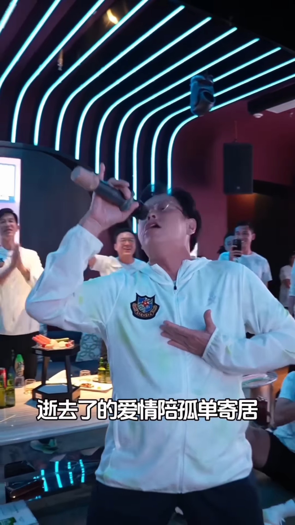 譚詠麟拿起咪高峰唱出代表作《情憑誰來定錯對》。 譚詠麟拿起咪高峰唱出代表作《情憑誰來定錯對》。