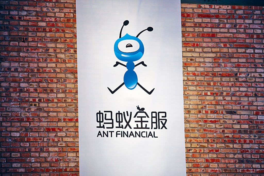 人行向各大银行发通知，调查线上消费贷款流入楼市情况，包括与蚂蚁旗下的花呗及借呗两款产品的联合贷款规模。