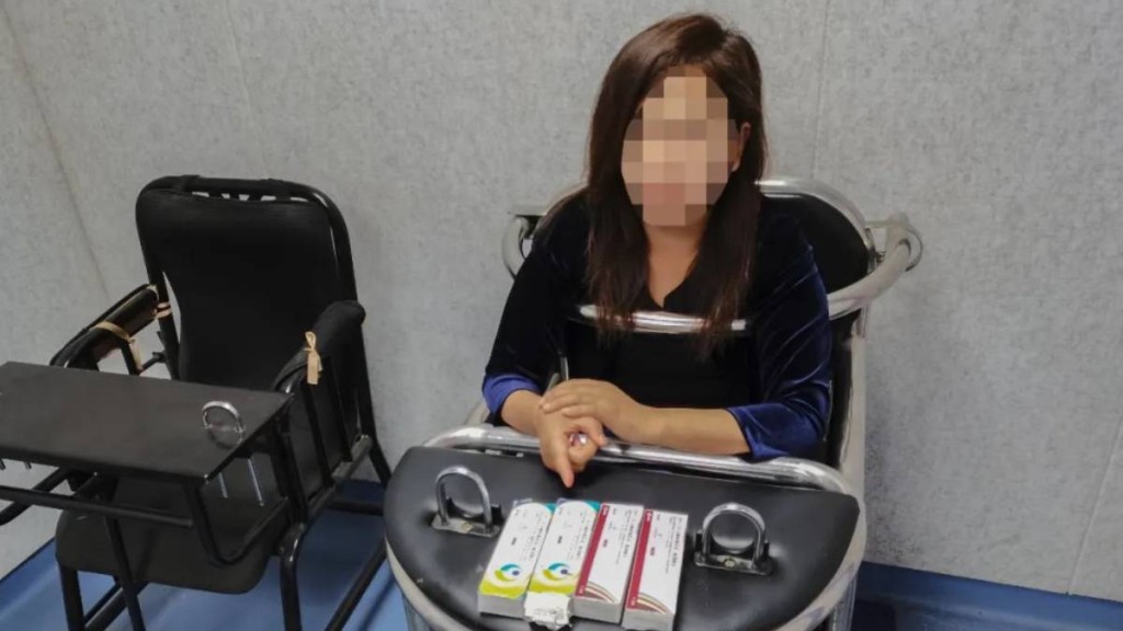 女疑犯利用HPV疫苗包裝,再注入生理鹽水行騙。蘭州公安