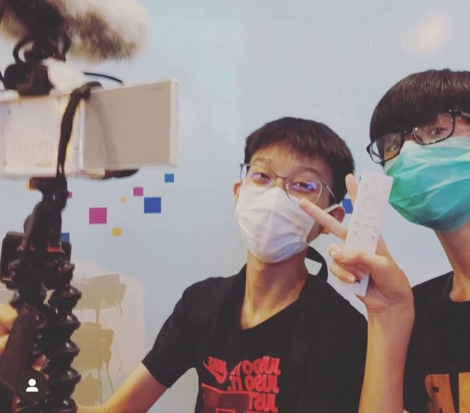 Ray在中五時找來同樣熱愛拍片的朋友,組成攝製團隊,在佐敦租了個地方作工作室。 Ray在中五時找來同樣熱愛拍片的朋友,組成攝製團隊,在佐敦租了個地方作工作室。