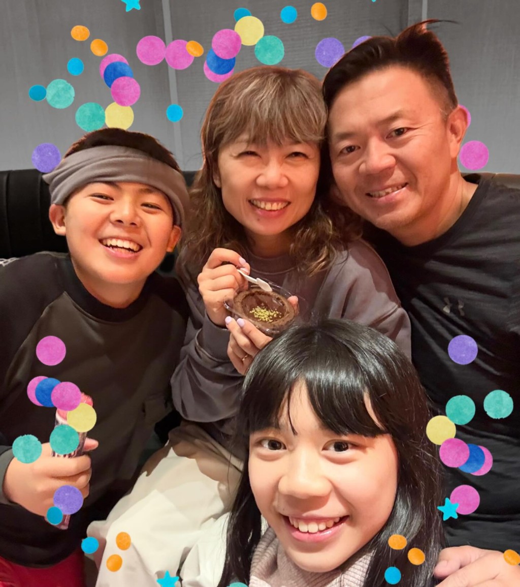 陳心怡一家四口，共享天倫。
