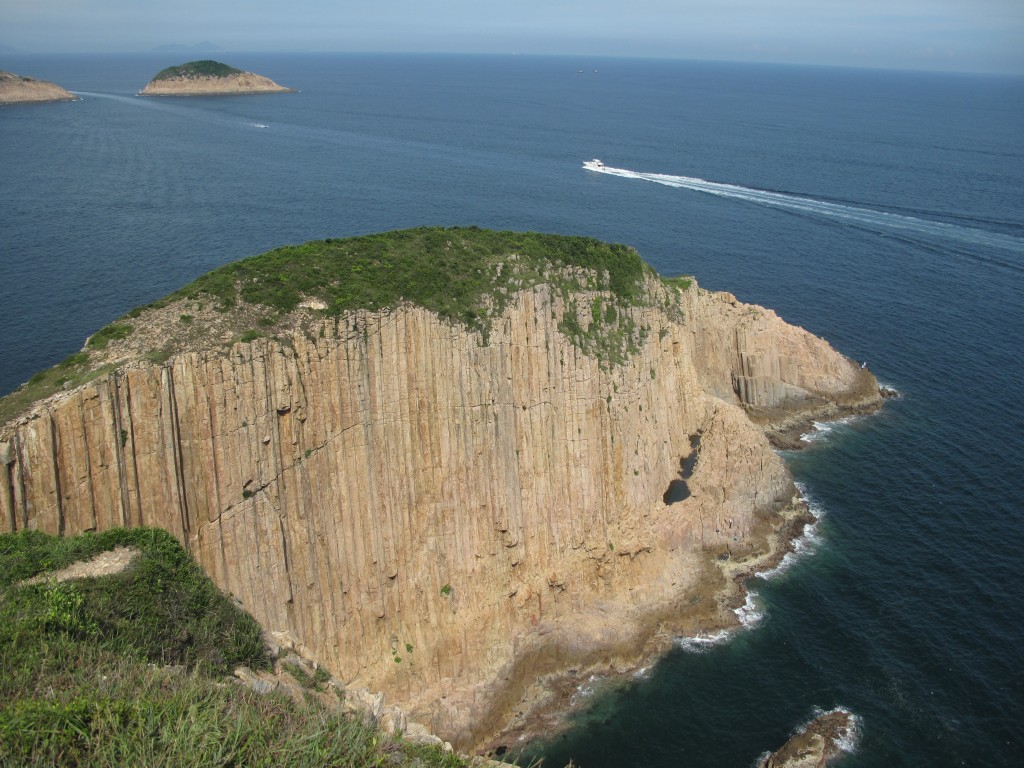 粮船湾超级火山一带有唔少由凝灰岩组成的六角石柱