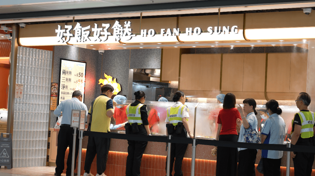 機場保安及職工亦是兩餸飯主力顧客。 機場保安及職工亦是兩餸飯主力顧客。
