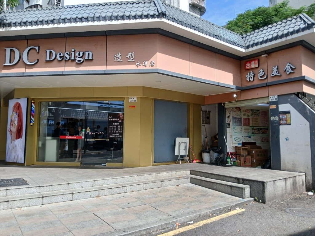 南水步行街兩邊店鋪以時裝店和美甲店為主（四）。