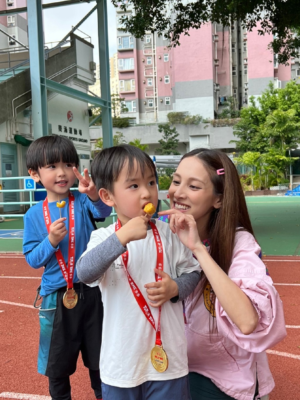 与老婆陈凯琳参加两个囝囝学校的运动运。