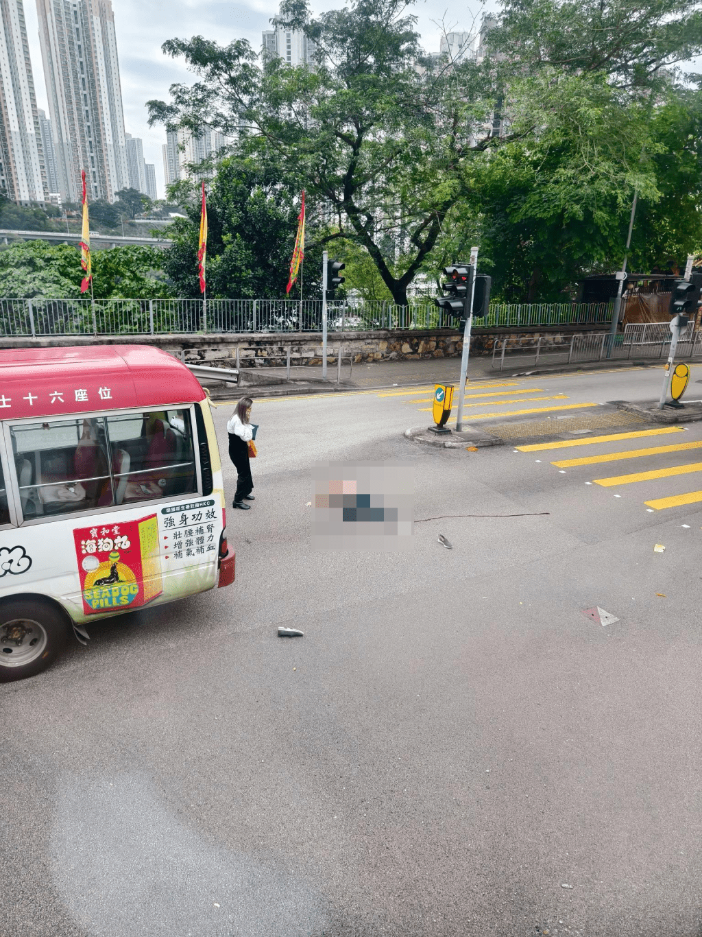 姓陳老婦被小巴撞到，路上遺下一條血路。網上圖片