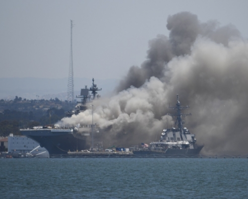 「好人理查德號」去年起焚毀，一名水兵被控放火罪名。AP資料圖片