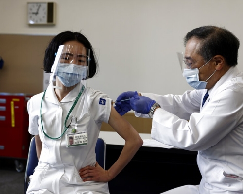 日本開始接種輝瑞新冠疫苗，一名女子接種後死亡，具體死因尚待調查。AP資料圖片，非當事人
