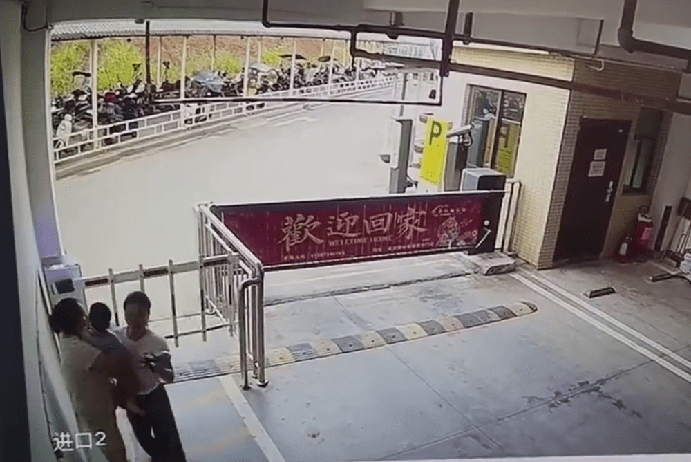 大媽強抱索吻別人家小孩,雙方出現拉扯。 大媽強抱索吻別人家小孩,雙方出現拉扯。