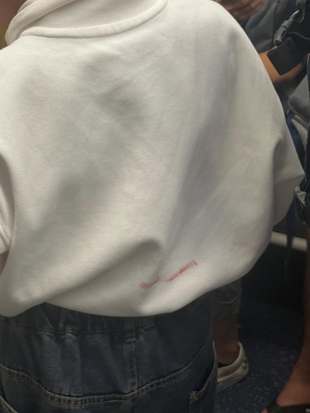 小童衣物疑被兩途人故意畫花。threads@ethanyau_0101 小童衣物疑被兩途人故意畫花。threads@ethanyau_0101