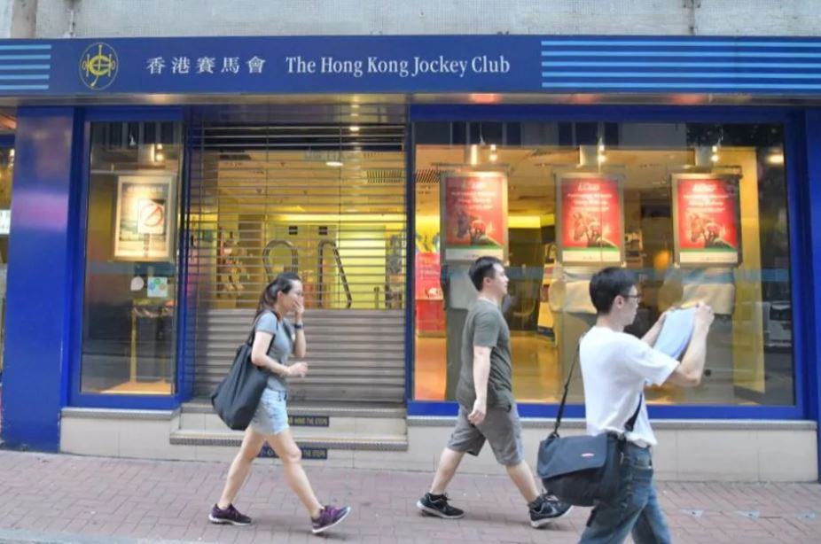 「雨伞借用」服务是马会投注站为社区提供的便民服务之一。 (资料图片)