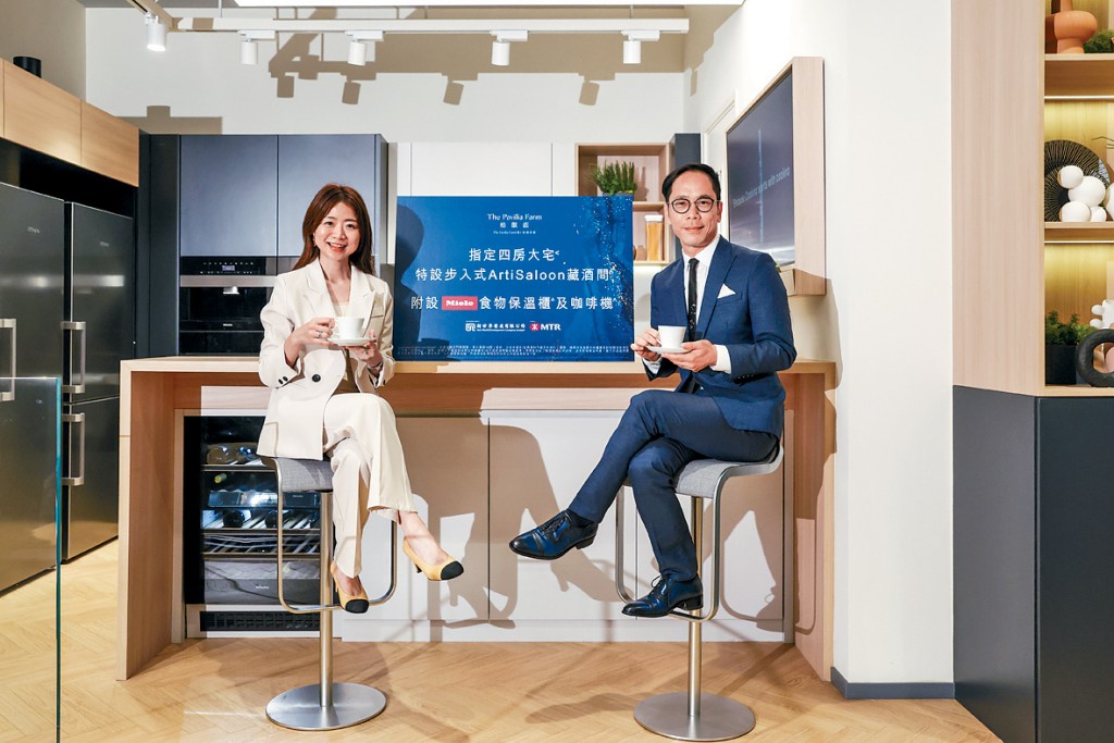 新世界何家欣（左）表示，柏傲莊III昨日招標再沽4伙，造價創同類單位新高。