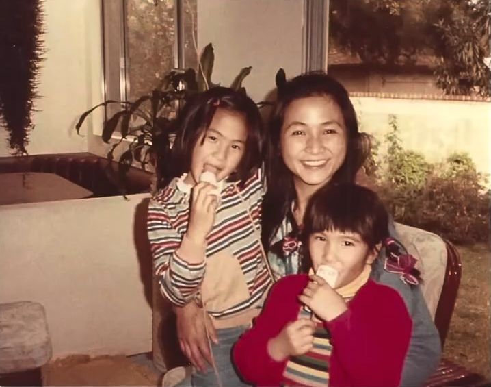 原子鏸姊妹與媽媽鄭佩佩的舊照多度曝光。 原子鏸姊妹與媽媽鄭佩佩的舊照多度曝光。