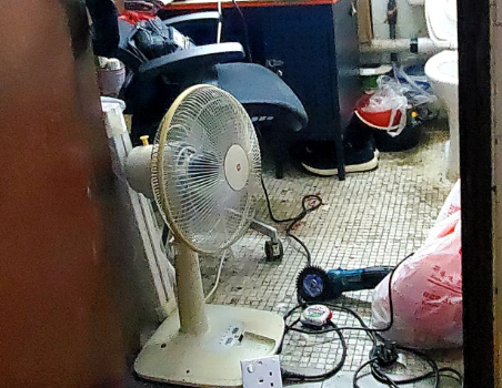 地上遺有血跡。