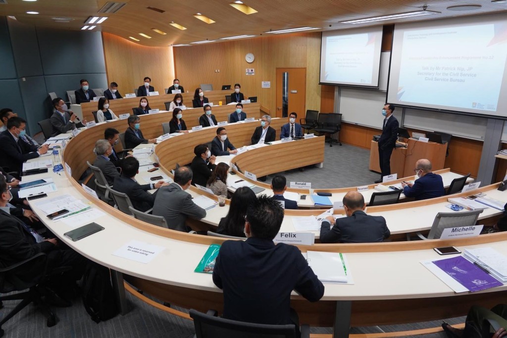 前新聞統籌專員馮煒光提議，香港AO政務官在D6以上者，最好能派去西藏新疆青海掛職。資料圖片