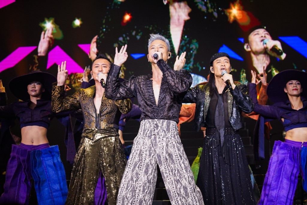 寵粉的三子加插點唱環節,應樂迷要求唱《怎麼天生不是女人》。 寵粉的三子加插點唱環節,應樂迷要求唱《怎麼天生不是女人》。