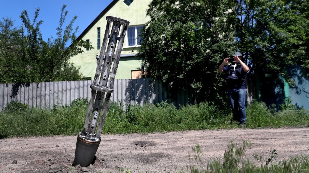 俄罗斯在乌克兰使用集束弹，图为2022年6月10日，卡在乌克兰哈尔科夫郊区地上的集束弹弹壳。 路透社