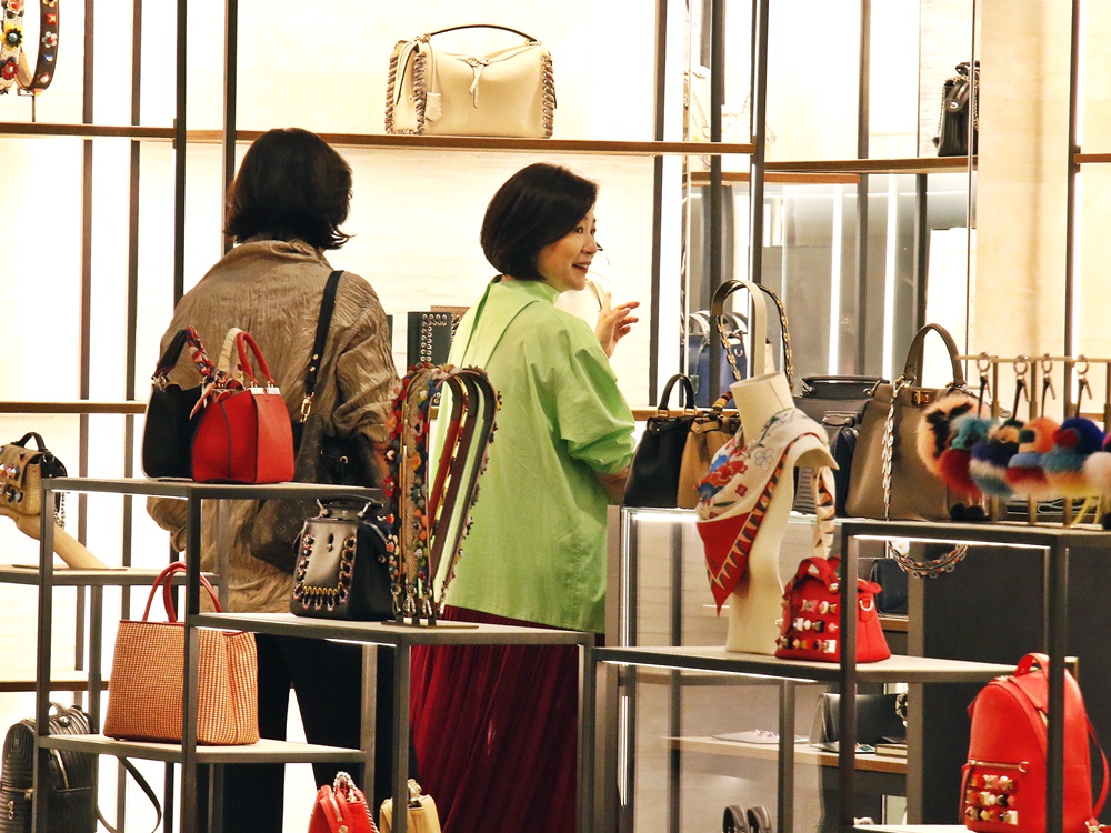青霞主攻手袋，不時向店員詢問貨品。