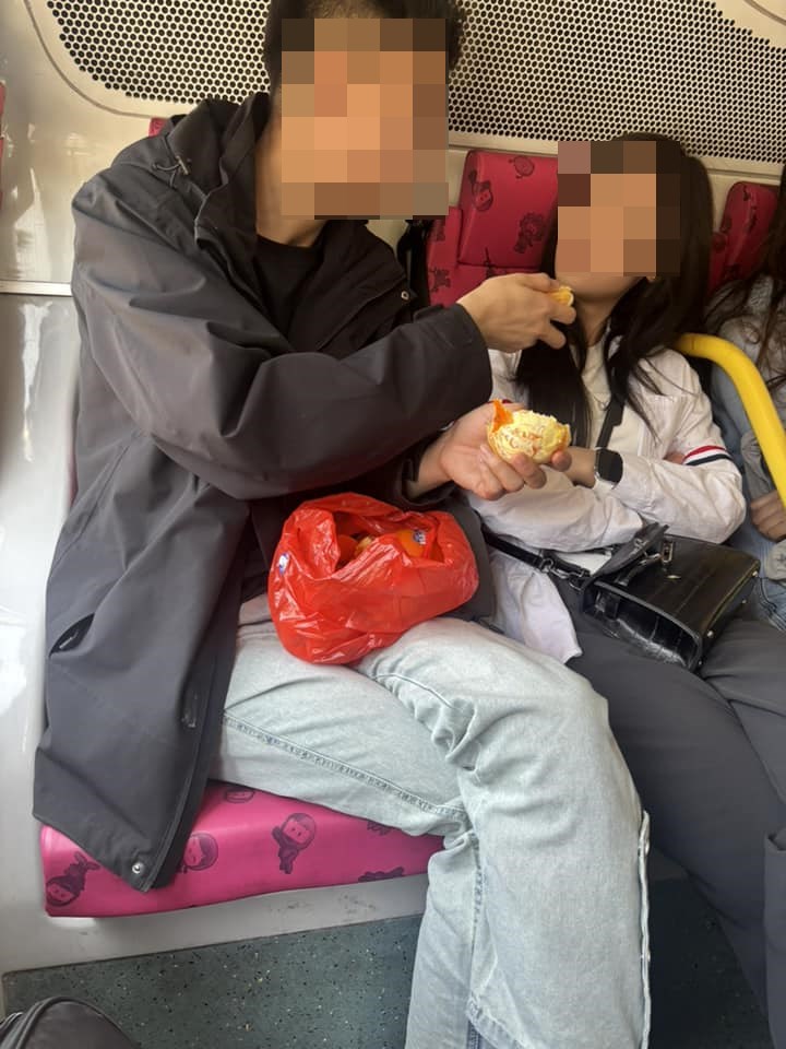 絕世好男友餵女伴食橙。fb「香港九巴及龍運服務及投訴討論區」截圖