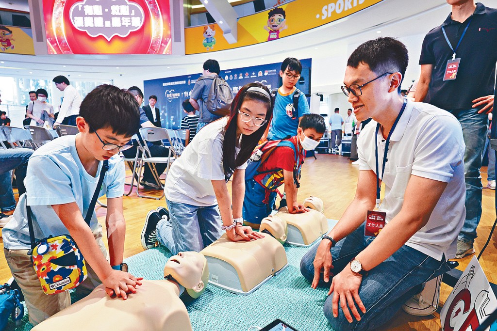 消防处不时举行公众教育活动，教导市民施行心肺复苏法（CPR）及使用自动心脏除颤器（AED）。