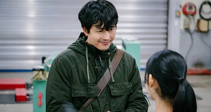 鄭雨盛中途加入《延遲的正義》，是他時隔9年再演電視劇。