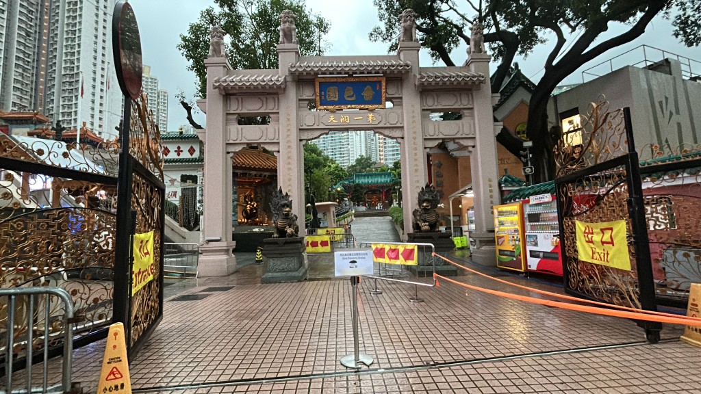 黃大仙嗇色園在黑雨警告下仍如常開放。林思明攝