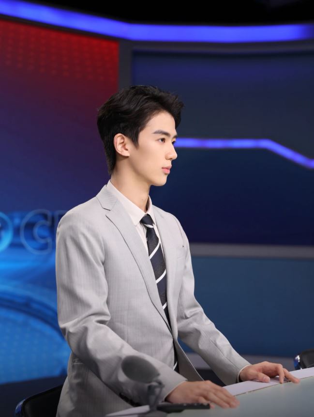 清秀帥氣的新聞主播蘭欽元，出道即人氣急升。