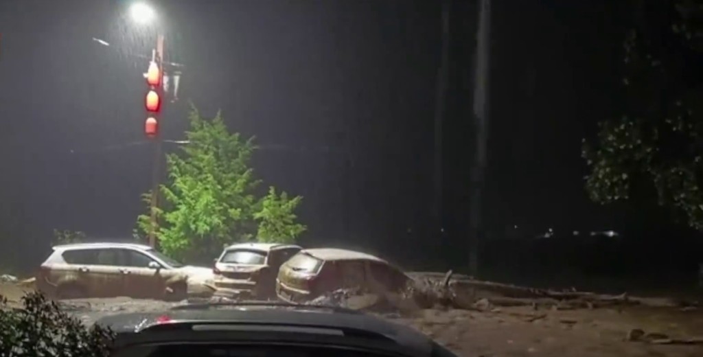 網上流傳影片可見，河道水漲周圍部分設施受損，車輛被沖走、路基被沖垮。