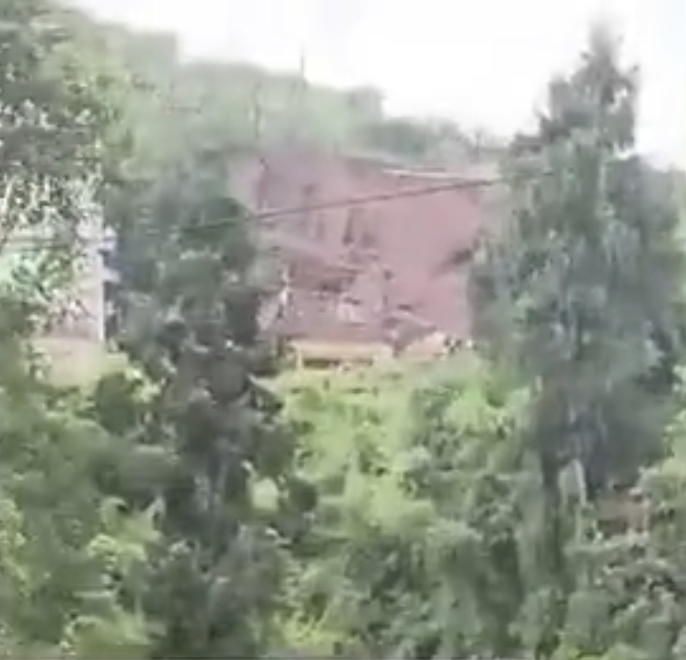 重慶市萬州區分水鎮山泥傾瀉掩埋房屋，6人遇難。