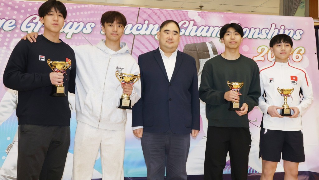 何柏霖（左二）成功衛冕分齡賽青年組冠軍。徐嘉華攝