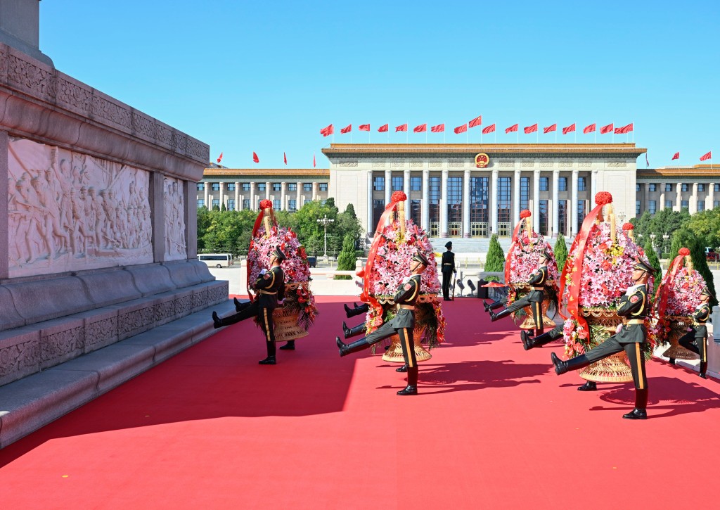 9月30日上午，烈士紀念日向人民英雄敬獻花籃儀式在北京天安門廣場隆重舉行。 新華社