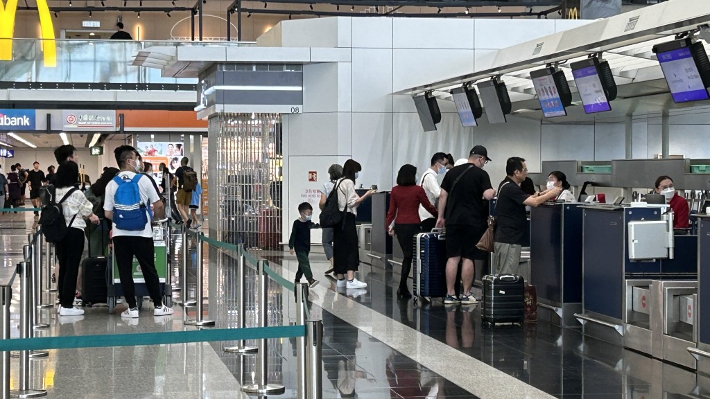 机场人流密集，机管局加派人手及加强调度协助旅客。蔡楚辉摄