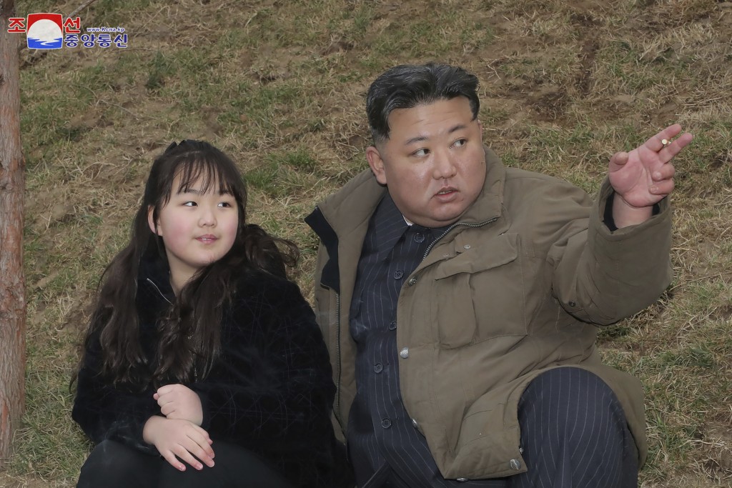 朝中社发布照片，金正恩在爱女金主爱陪同下，观看导弹发射。AP
