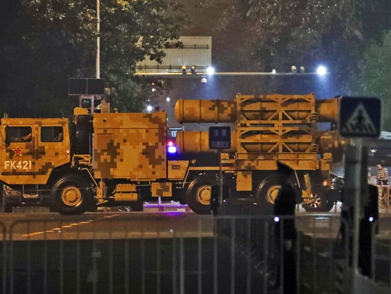 軍車載有中程地對空導彈。AP