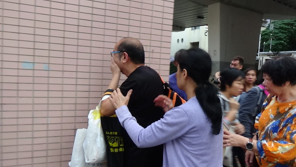 死者丈夫情緒激動