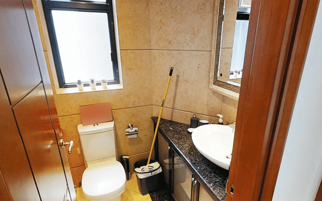 浴室以云石设计为主，另设有大镜及鹅蛋型洗手盘。