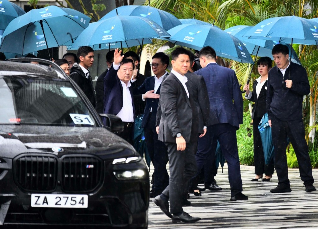 夏寶龍在行政長官李家超、中聯辦主任周霽陪同下進行考察。 夏寶龍在行政長官李家超、中聯辦主任周霽陪同下進行考察。