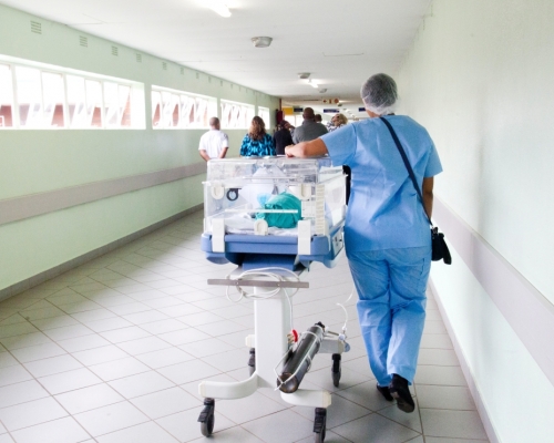 美國宣布將大幅提高醫療保險費用。unsplash圖片