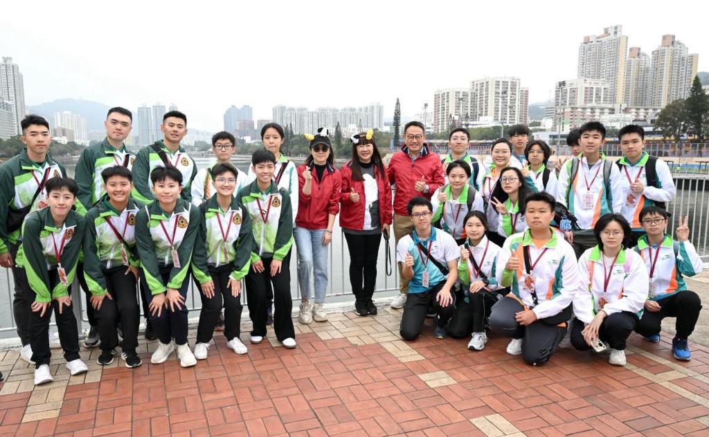 陈子达与各位海关关员及Customs YES 会员走足全程。香港海关FB图片