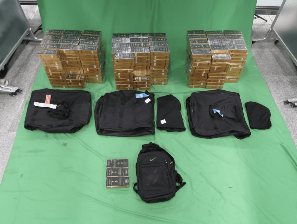 3男機場攜共市值66萬元私煙入境 分別判禁3至6個月及罰款500元。政府新聞處圖片 3男機場攜共市值66萬元私煙入境 分別判禁3至6個月及罰款500元。政府新聞處圖片