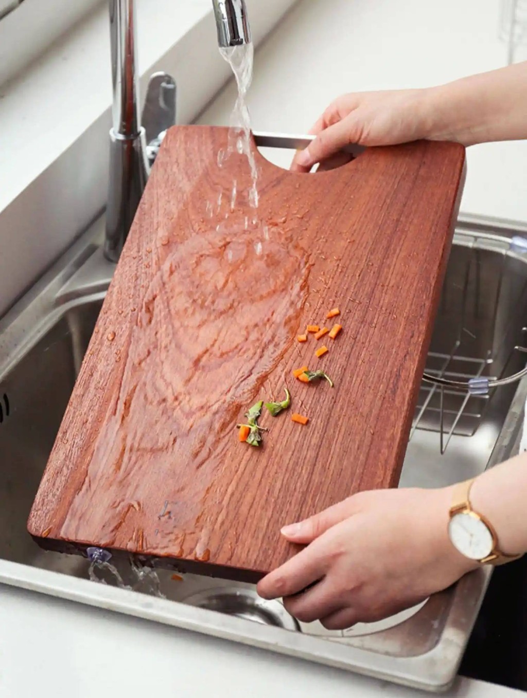 砧板處理生食後必須用肥皂和流動水洗手20秒以上。 示意圖