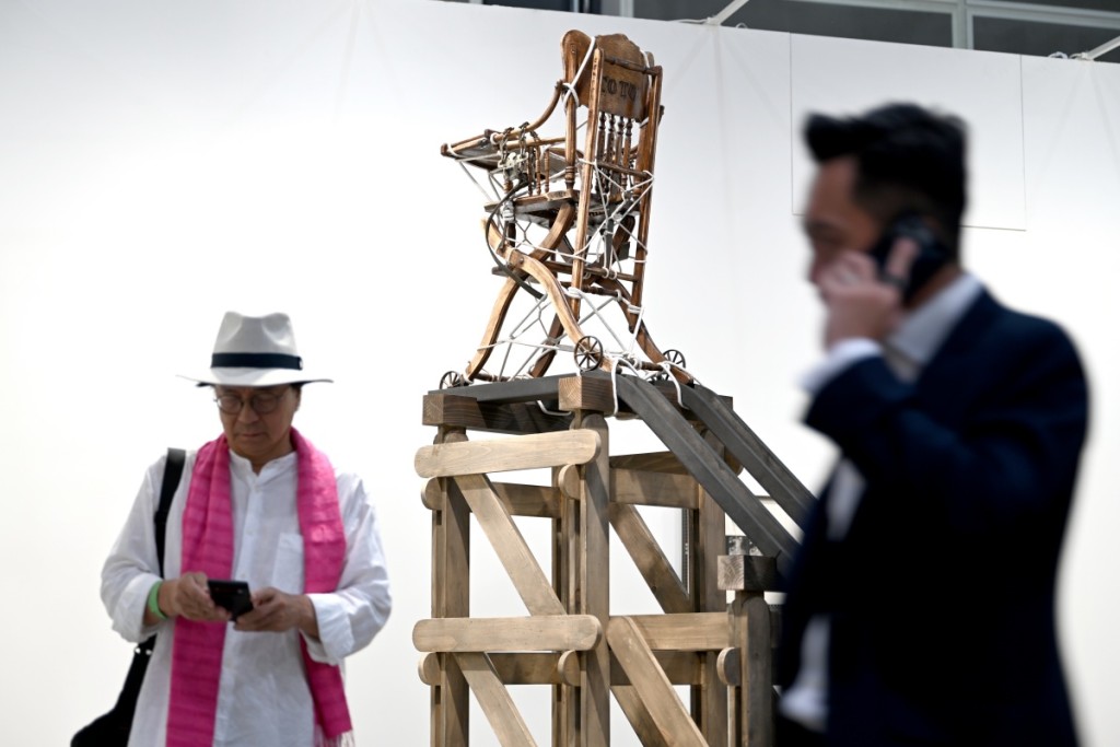 《Art Basel香港2023》沈⼼怡將現實荒謬擺埋一齊的個⼈項目《第⼀把椅子》(3D37)
