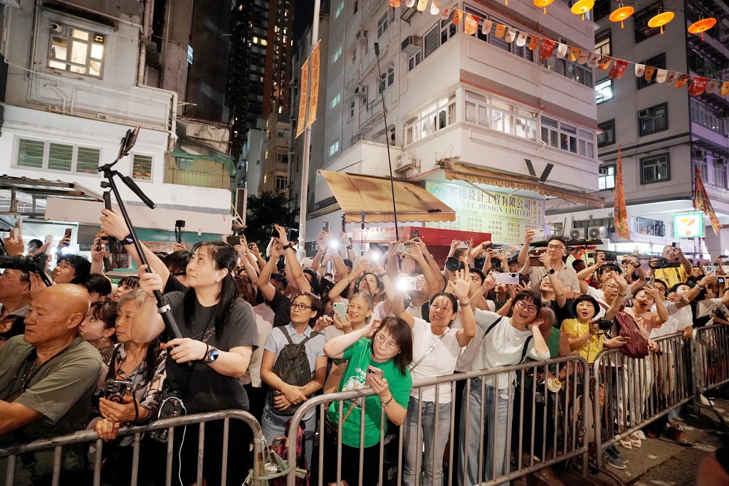 舞火龍吸引市民及遊客的熱烈掌聲與喝采。 舞火龍吸引市民及遊客的熱烈掌聲與喝采。