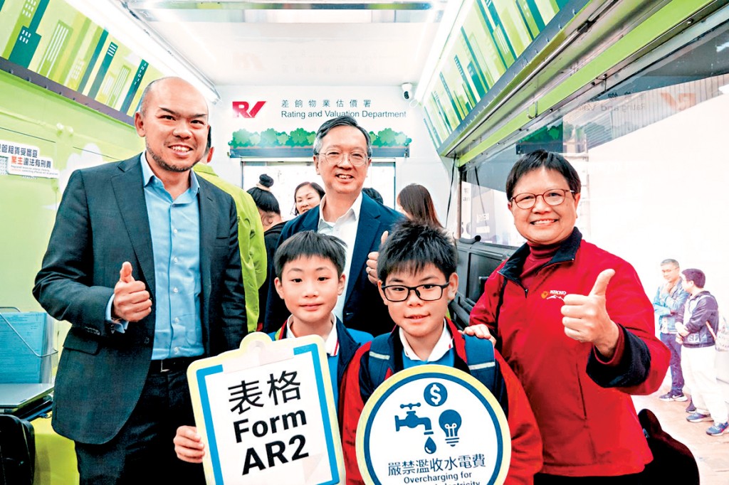 戴尚誠最近聯同蕭家賢落區，宣傳分間單位租務管制工作。
