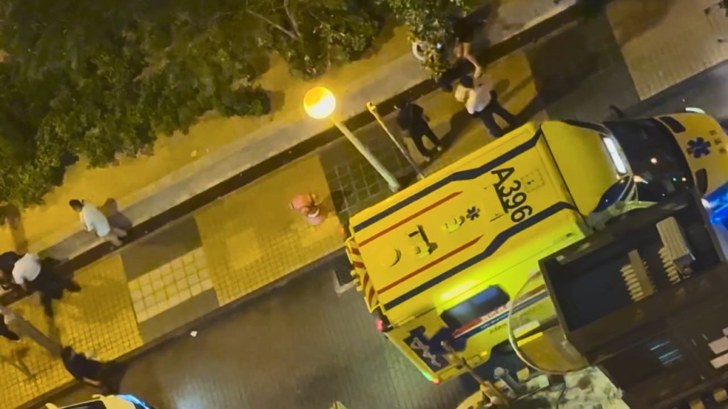 警員接報到場將二人分開。網上片段截圖 警員接報到場將二人分開。網上片段截圖