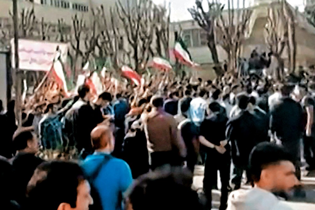 德黑蘭沙里夫科技大學學生在校內高呼反政府口號。