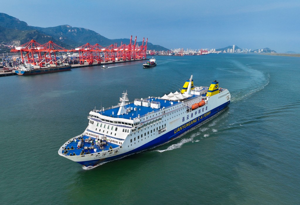 中哈連雲港物流合作基地是「一帶一路」倡議首個實體平台項目。圖為一艘遠洋輪船從江蘇連雲港港駛出。新華社